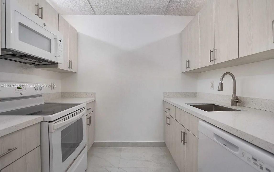 For Sale: $304,900 (2 beds, 2 baths, 980 Square Feet)
