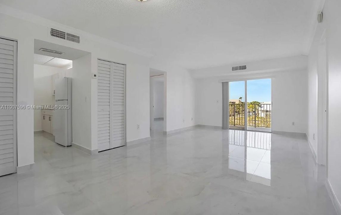 For Sale: $304,900 (2 beds, 2 baths, 980 Square Feet)