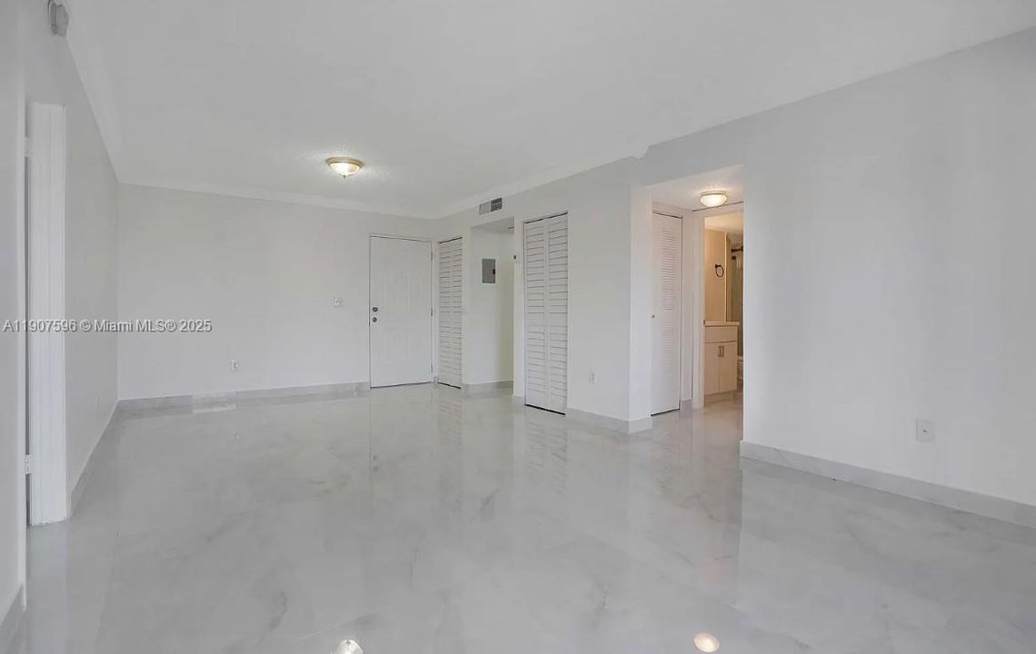 For Sale: $304,900 (2 beds, 2 baths, 980 Square Feet)