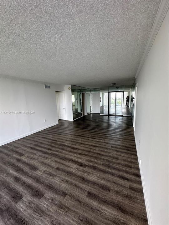 Под контрактом: $3,800 (2 спален, 2 ванн, 1442 Квадратных фут)