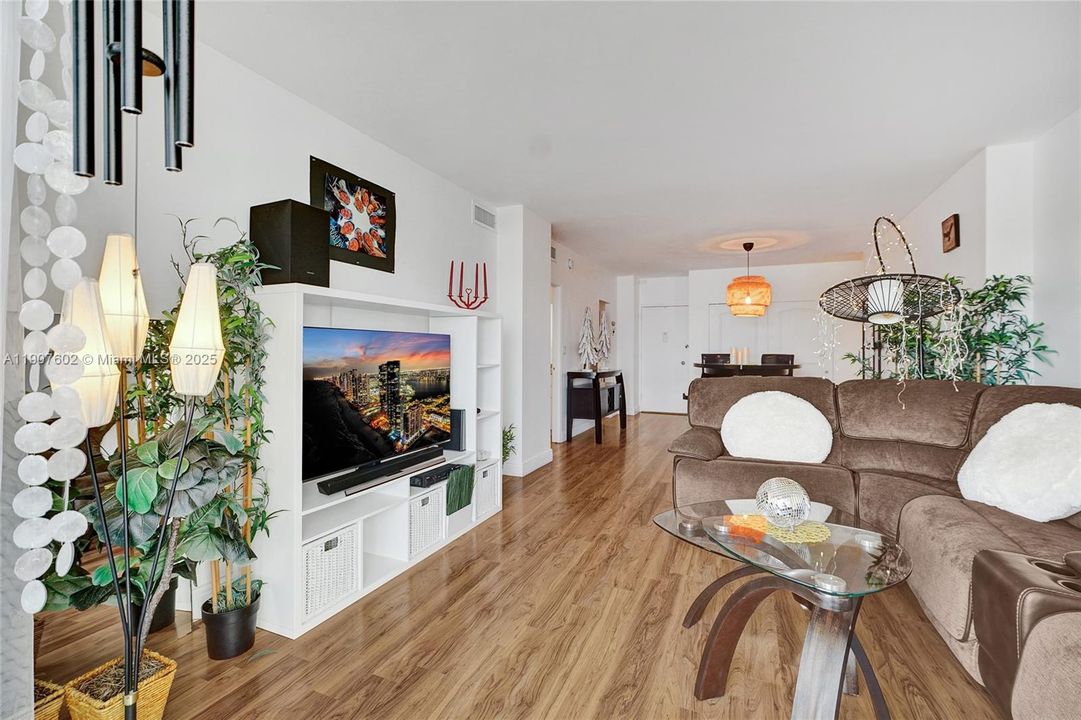 For Rent: $2,600 (1 beds, 1 baths, 762 Square Feet)