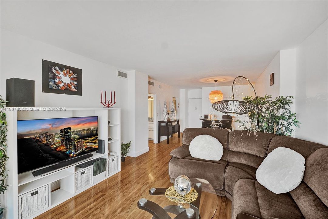 For Rent: $2,600 (1 beds, 1 baths, 762 Square Feet)