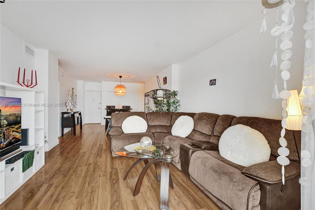 For Rent: $2,600 (1 beds, 1 baths, 762 Square Feet)