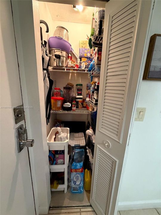 Recently Rented: $2,200 (2 beds, 2 baths, 906 Square Feet)