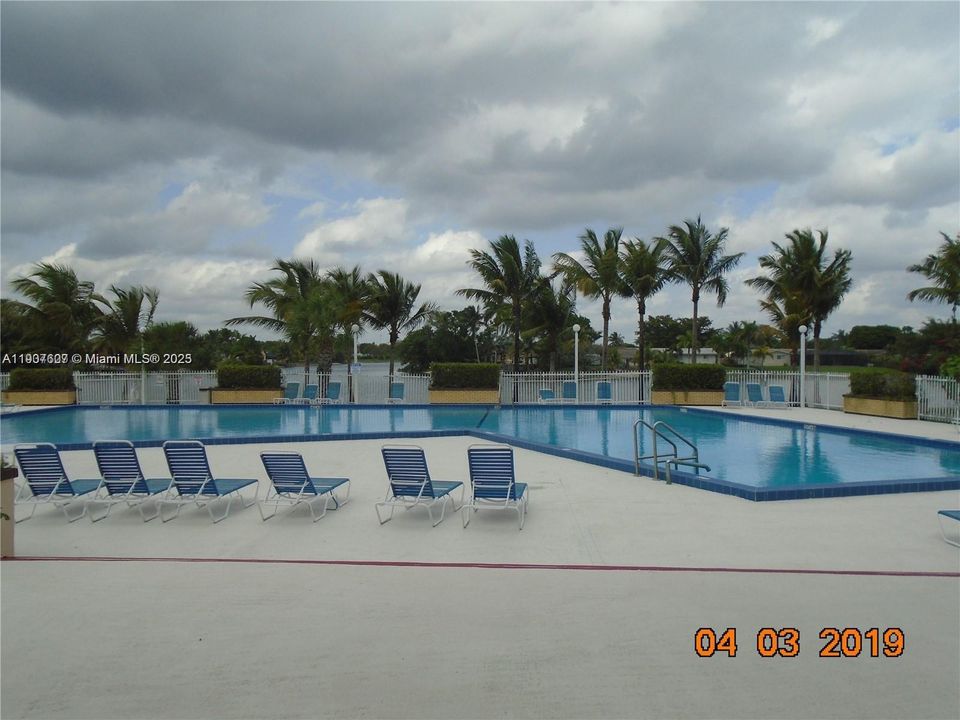 Recently Rented: $2,200 (2 beds, 2 baths, 906 Square Feet)