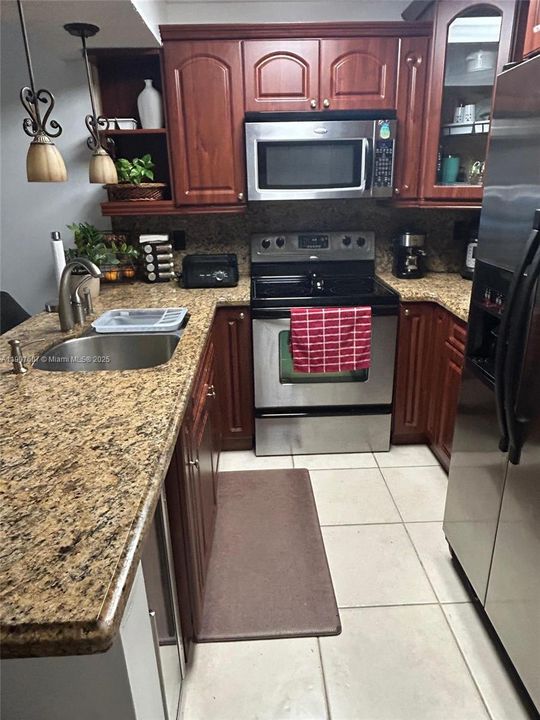 Recently Rented: $2,200 (2 beds, 2 baths, 906 Square Feet)