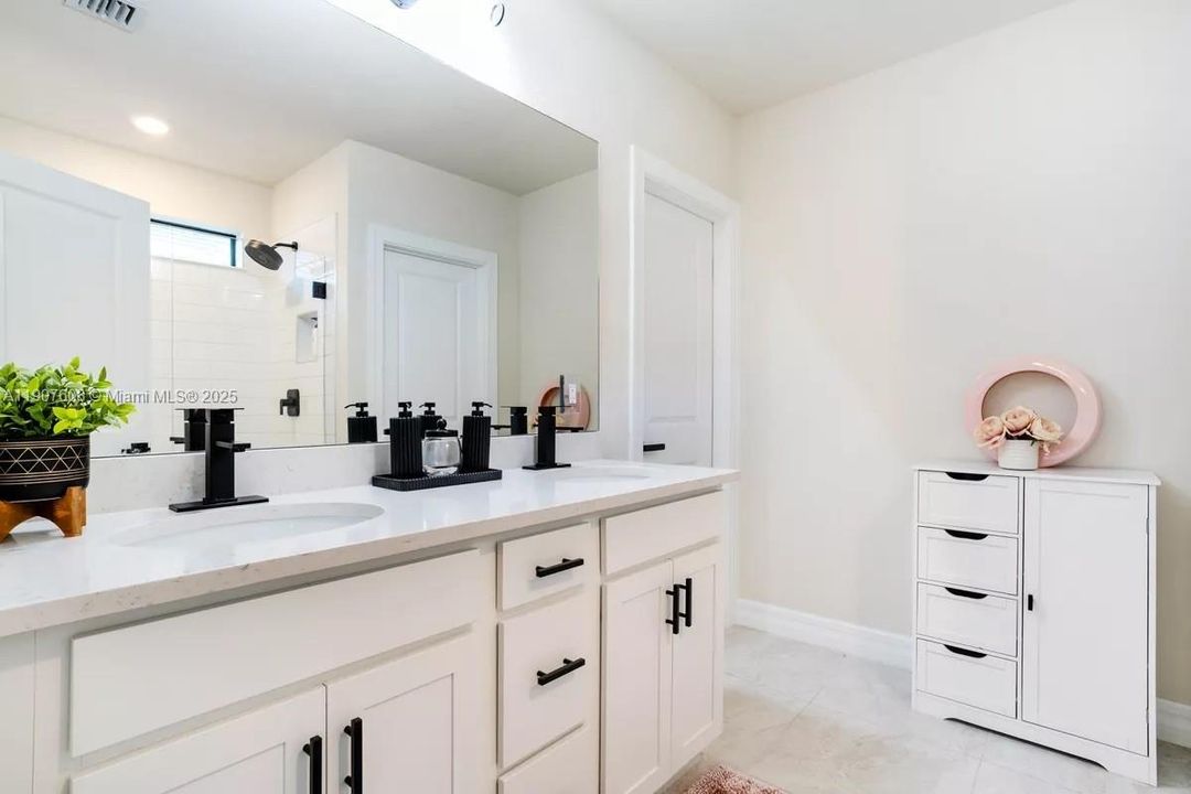 For Rent: $4,250 (4 beds, 2 baths, 1828 Square Feet)