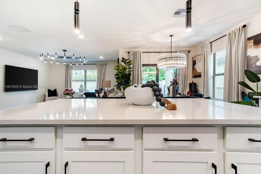 For Rent: $4,250 (4 beds, 2 baths, 1828 Square Feet)