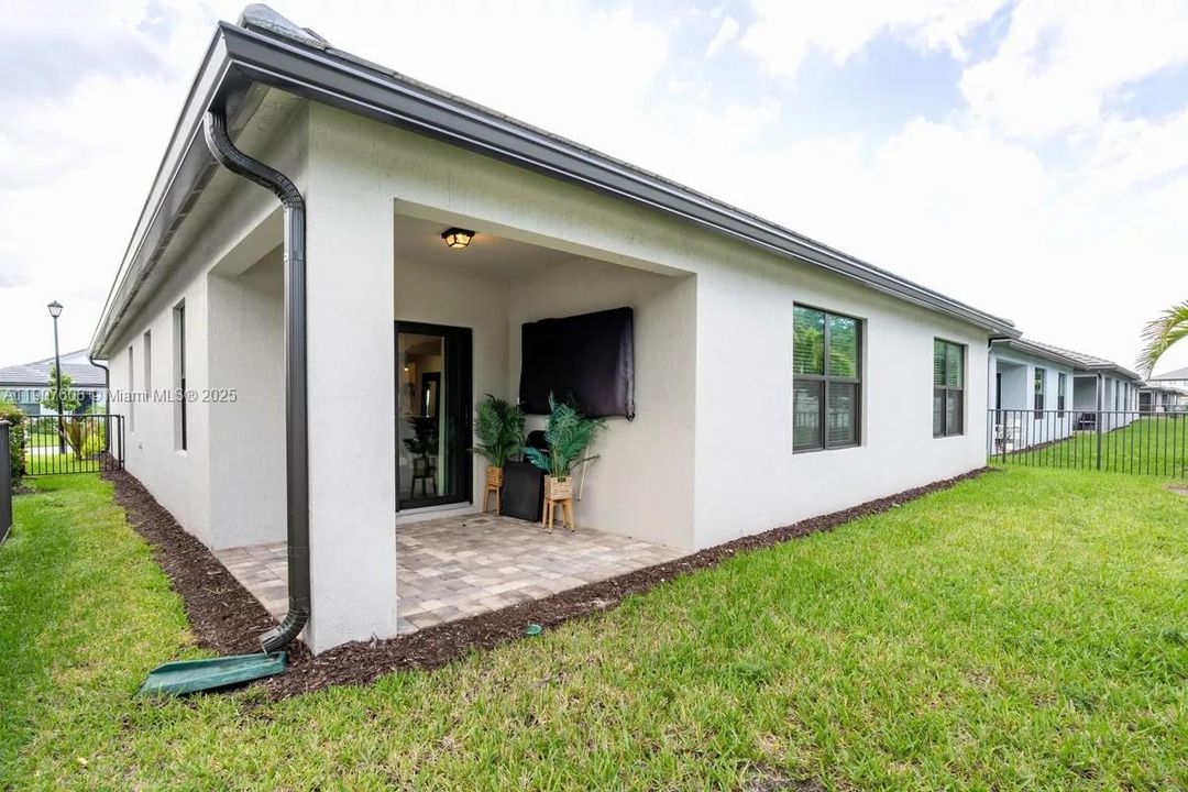 For Rent: $4,250 (4 beds, 2 baths, 1828 Square Feet)