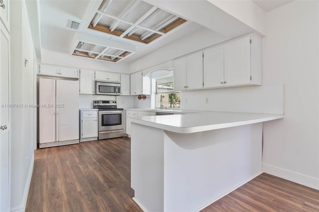 Active With Contract: $999,000 (3 beds, 2 baths, 1803 Square Feet)