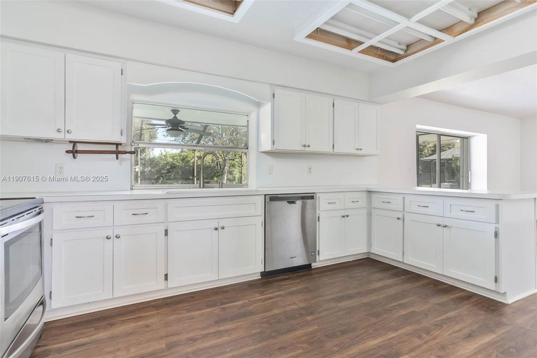 Active With Contract: $999,000 (3 beds, 2 baths, 1803 Square Feet)