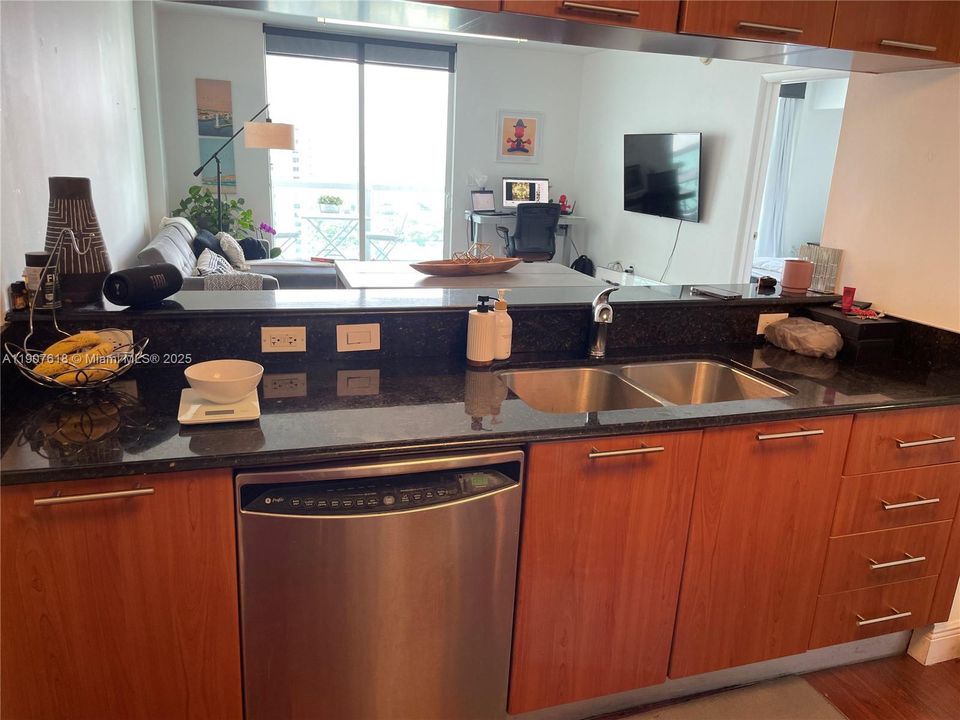 Под контрактом: $2,750 (1 спален, 1 ванн, 822 Квадратных фут)