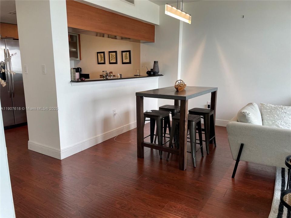 Под контрактом: $2,750 (1 спален, 1 ванн, 822 Квадратных фут)