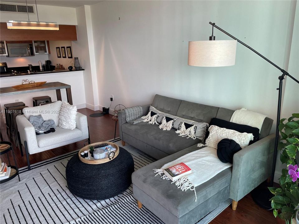 Под контрактом: $2,750 (1 спален, 1 ванн, 822 Квадратных фут)