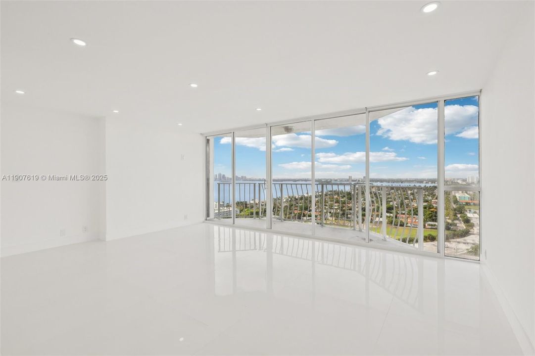 待售: $569,000 (2 贝兹, 2 浴室, 1061 平方英尺)