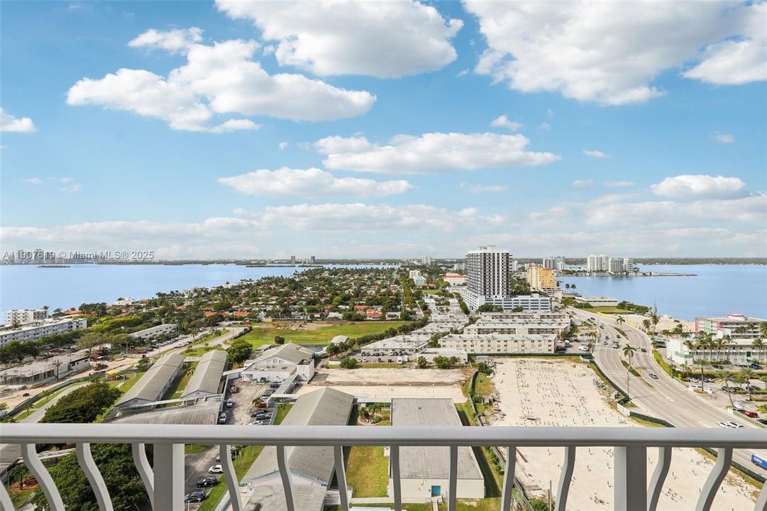 待售: $569,000 (2 贝兹, 2 浴室, 1061 平方英尺)