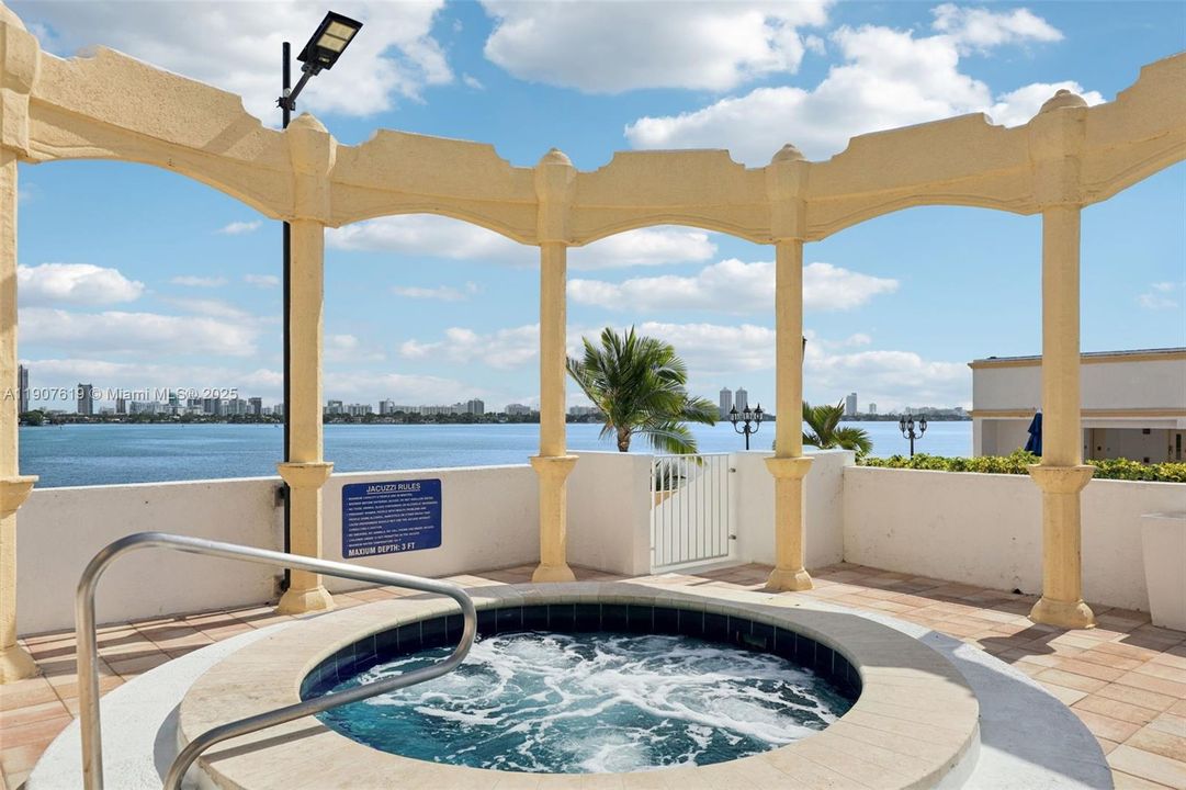 待售: $569,000 (2 贝兹, 2 浴室, 1061 平方英尺)