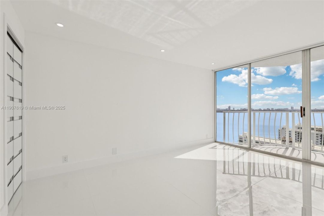 待售: $569,000 (2 贝兹, 2 浴室, 1061 平方英尺)