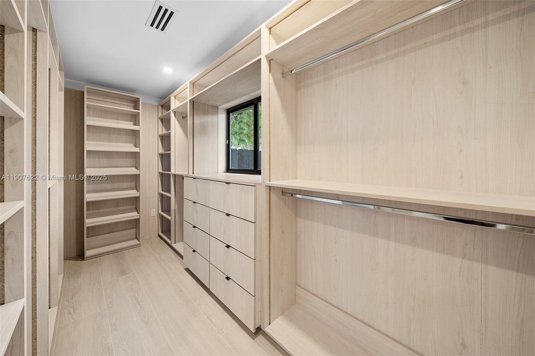 For Rent: $12,000 (5 beds, 3 baths, 2438 Square Feet)