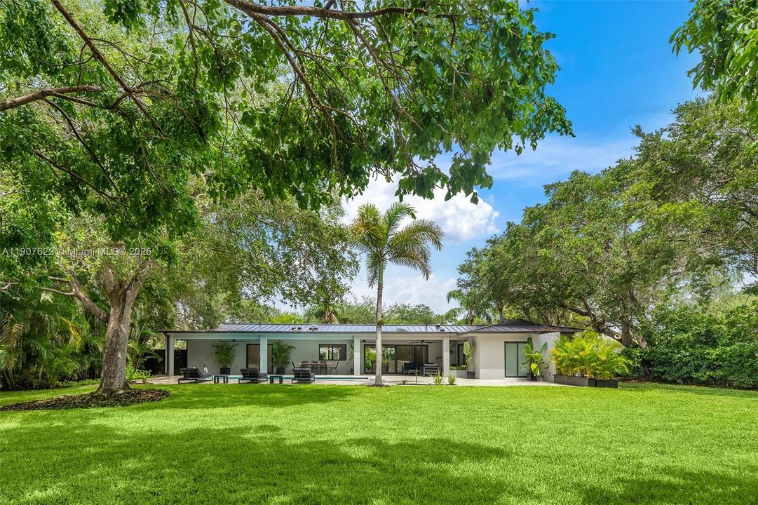 A home that feels like a private resort. Surrounded by tropical landscaping, mature trees, and expansive green space — this is the backyard you’ve been dreaming of.