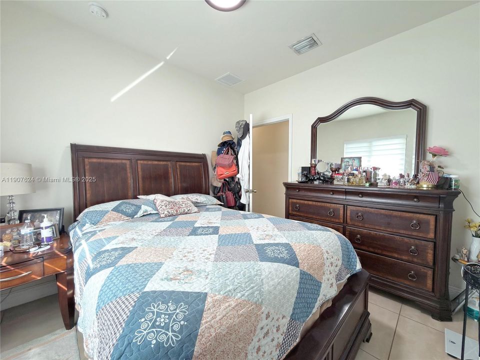 Recently Rented: $2,950 (3 beds, 2 baths, 1325 Square Feet)