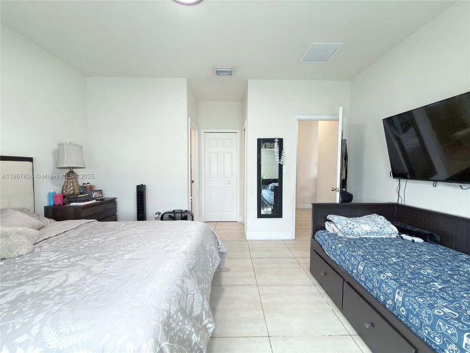 Recently Rented: $2,950 (3 beds, 2 baths, 1325 Square Feet)