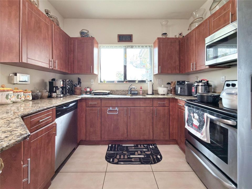 Recently Rented: $2,950 (3 beds, 2 baths, 1325 Square Feet)