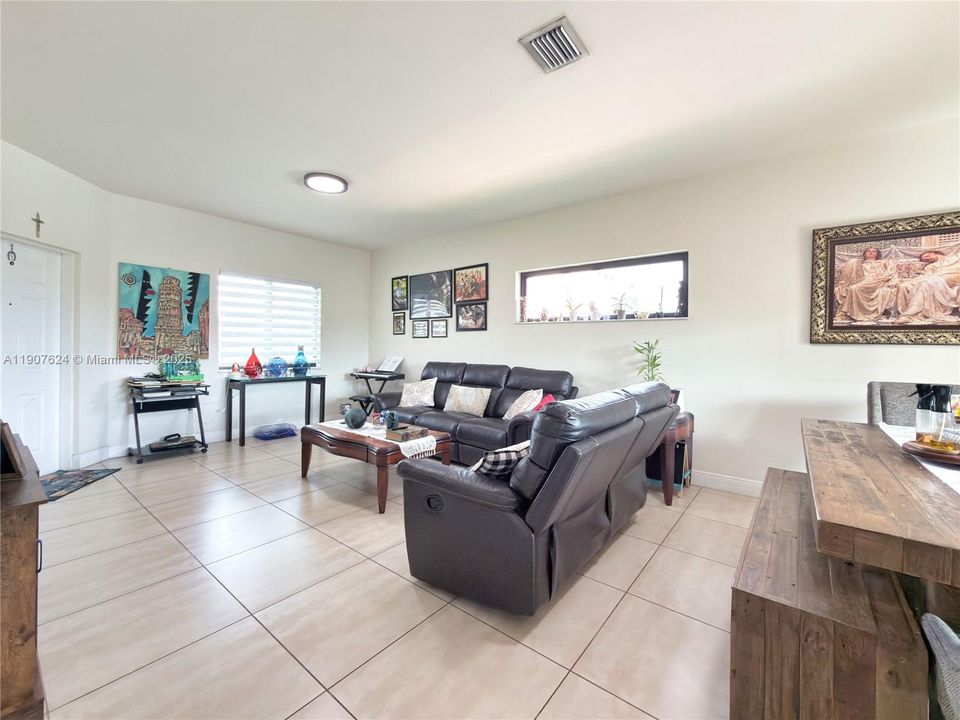 Recently Rented: $2,950 (3 beds, 2 baths, 1325 Square Feet)