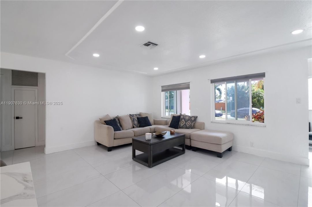 На продажу: $520,000 (3 спален, 2 ванн, 1317 Квадратных фут)