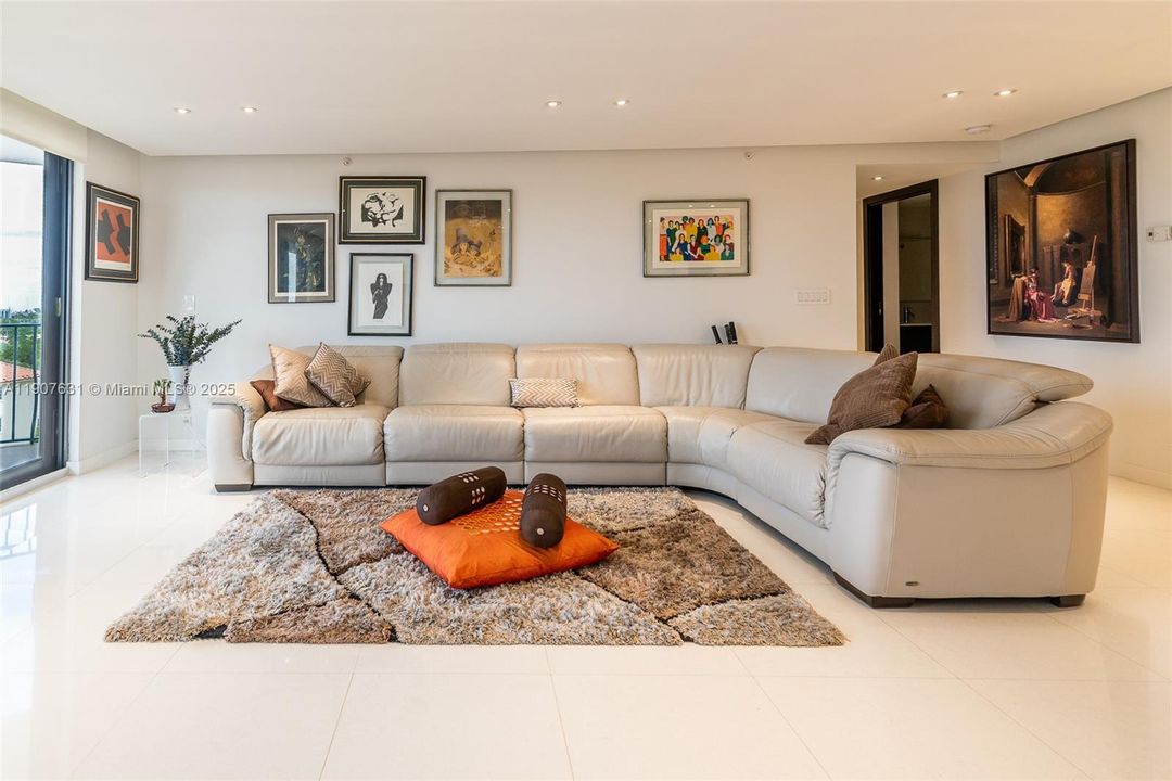 For Rent: $4,800 (2 beds, 2 baths, 1579 Square Feet)