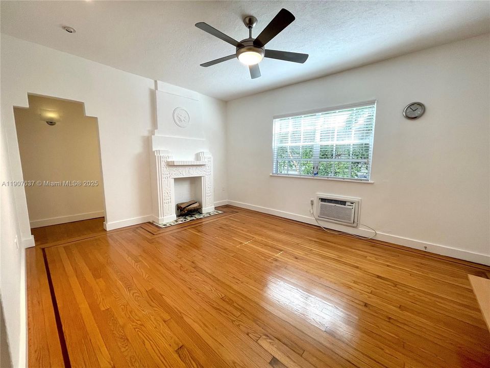 На продажу: $250,000 (1 спален, 1 ванн, 700 Квадратных фут)