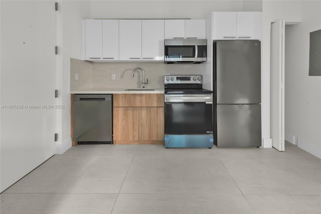 For Rent: $1,900 (0 beds, 1 baths, 420 Square Feet)