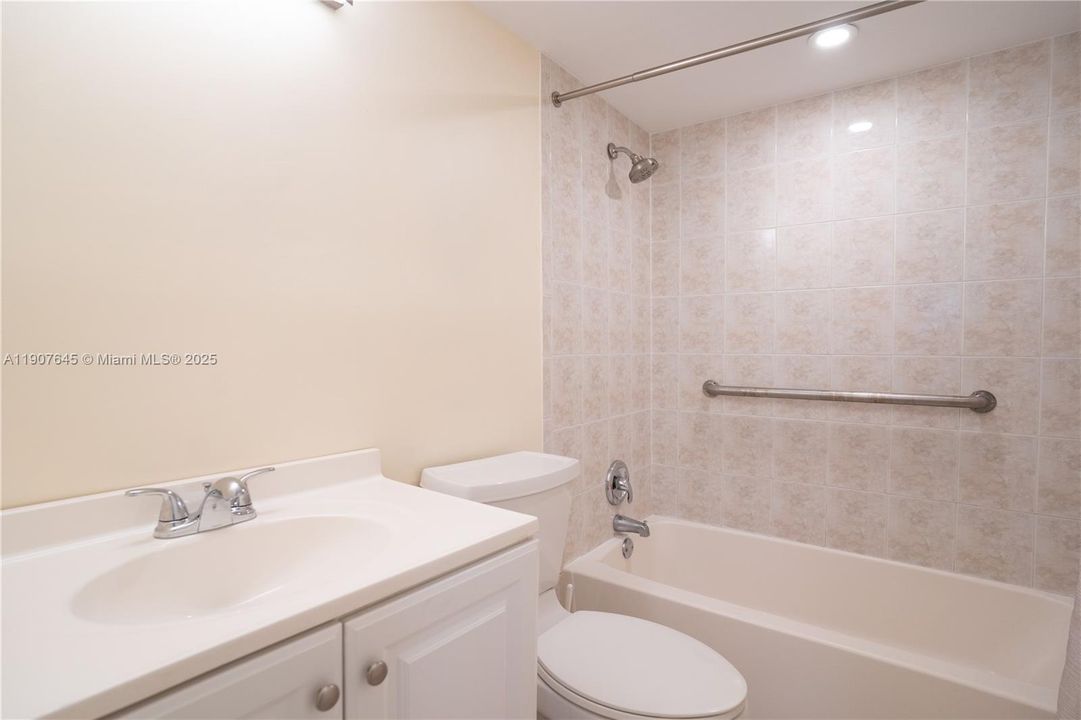 For Sale: $185,000 (1 beds, 1 baths, 506 Square Feet)