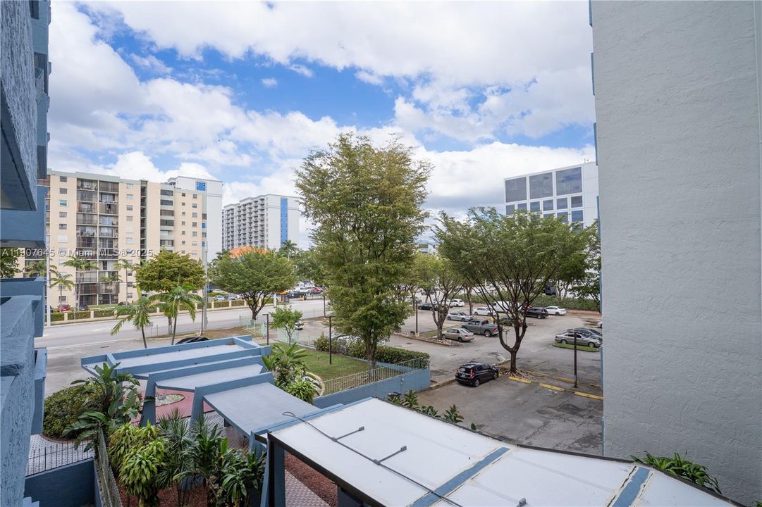 For Sale: $185,000 (1 beds, 1 baths, 506 Square Feet)