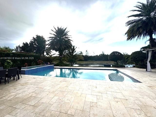 Под контрактом: $5,950 (4 спален, 3 ванн, 2344 Квадратных фут)