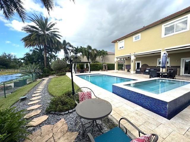 Под контрактом: $5,950 (4 спален, 3 ванн, 2344 Квадратных фут)