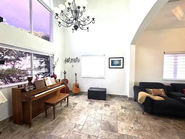 Под контрактом: $5,950 (4 спален, 3 ванн, 2344 Квадратных фут)