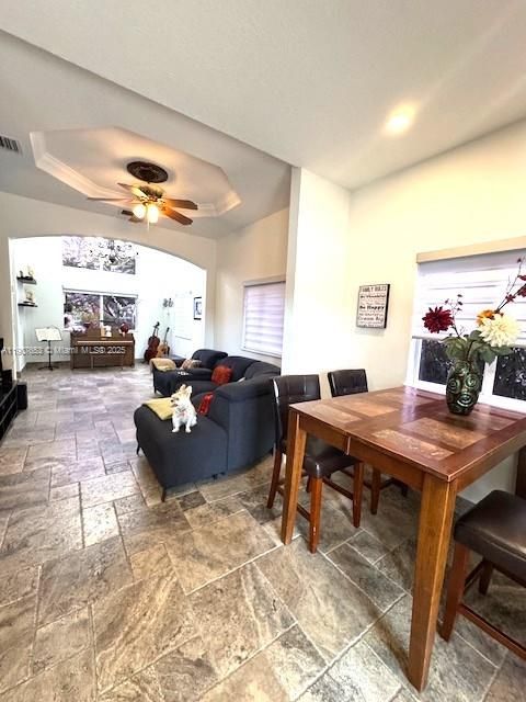 Под контрактом: $5,950 (4 спален, 3 ванн, 2344 Квадратных фут)