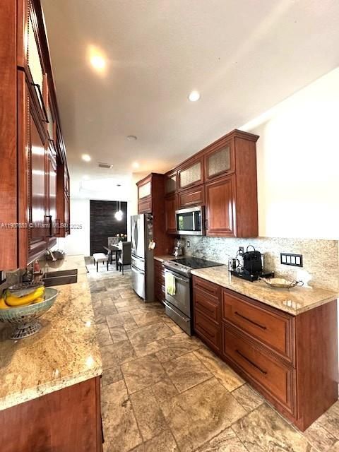 Под контрактом: $5,950 (4 спален, 3 ванн, 2344 Квадратных фут)