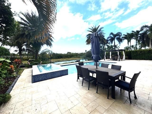 Под контрактом: $5,950 (4 спален, 3 ванн, 2344 Квадратных фут)