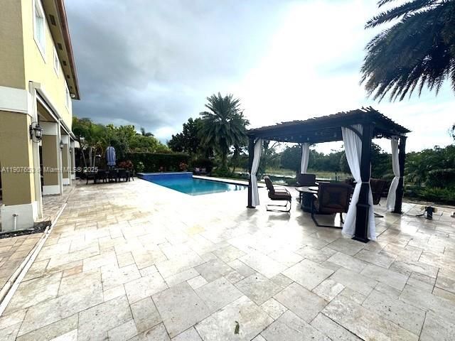 Под контрактом: $5,950 (4 спален, 3 ванн, 2344 Квадратных фут)