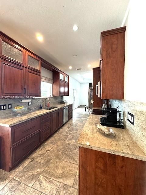 Под контрактом: $5,950 (4 спален, 3 ванн, 2344 Квадратных фут)