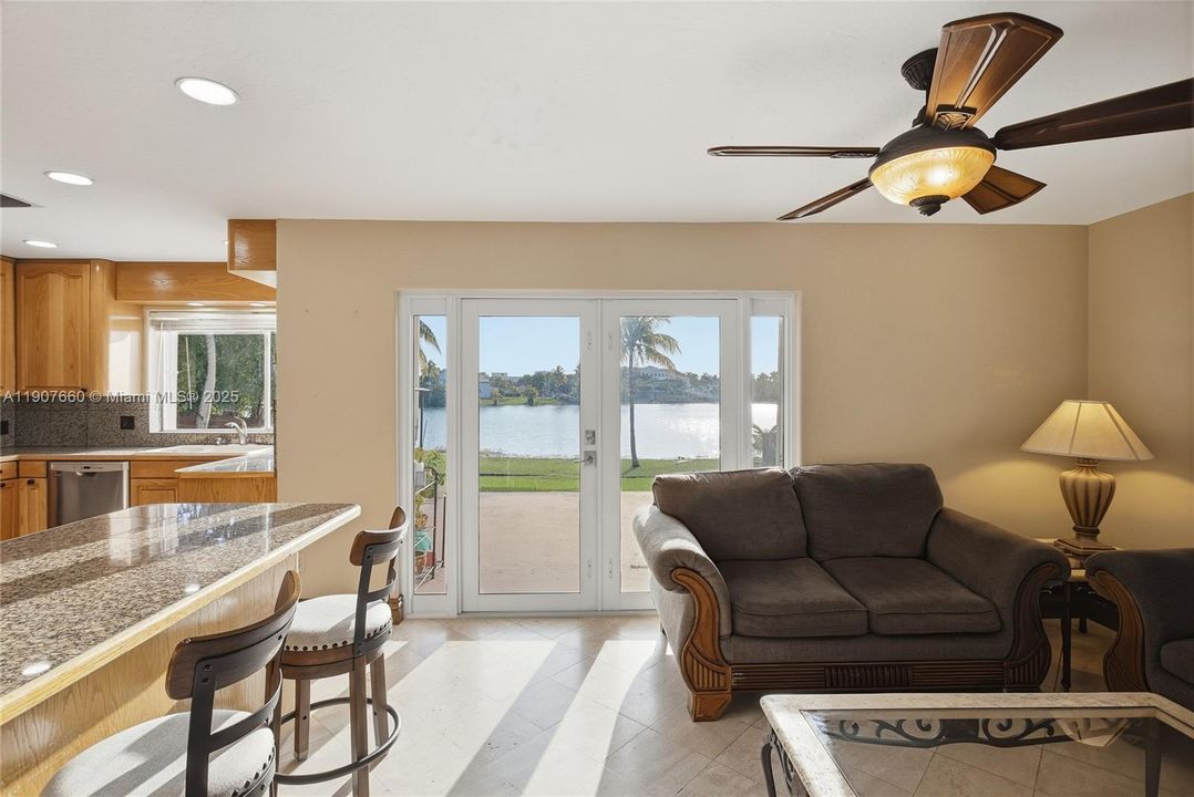 待售: $840,000 (4 贝兹, 3 浴室, 2020 平方英尺)