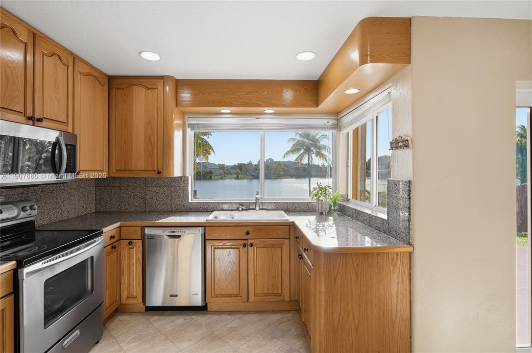 待售: $840,000 (4 贝兹, 3 浴室, 2020 平方英尺)