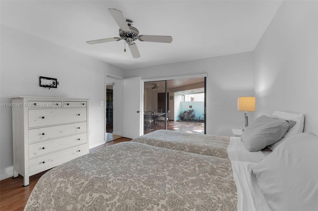 合同活跃: $360,000 (2 贝兹, 2 浴室, 1340 平方英尺)