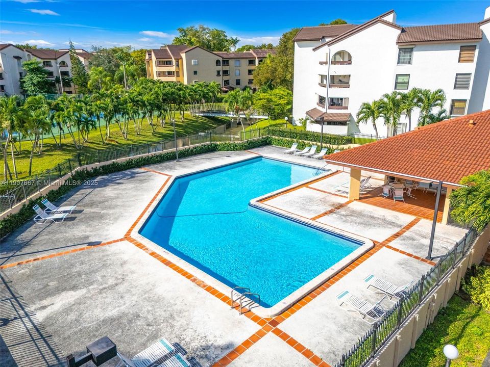 合同活跃: $360,000 (2 贝兹, 2 浴室, 1340 平方英尺)