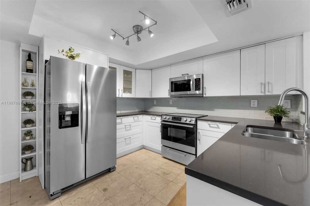 合同活跃: $360,000 (2 贝兹, 2 浴室, 1340 平方英尺)