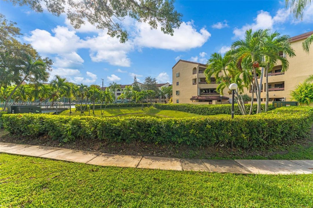 合同活跃: $360,000 (2 贝兹, 2 浴室, 1340 平方英尺)