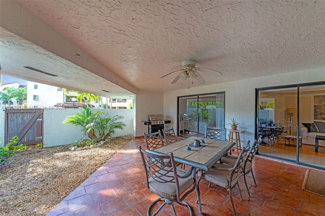 合同活跃: $360,000 (2 贝兹, 2 浴室, 1340 平方英尺)