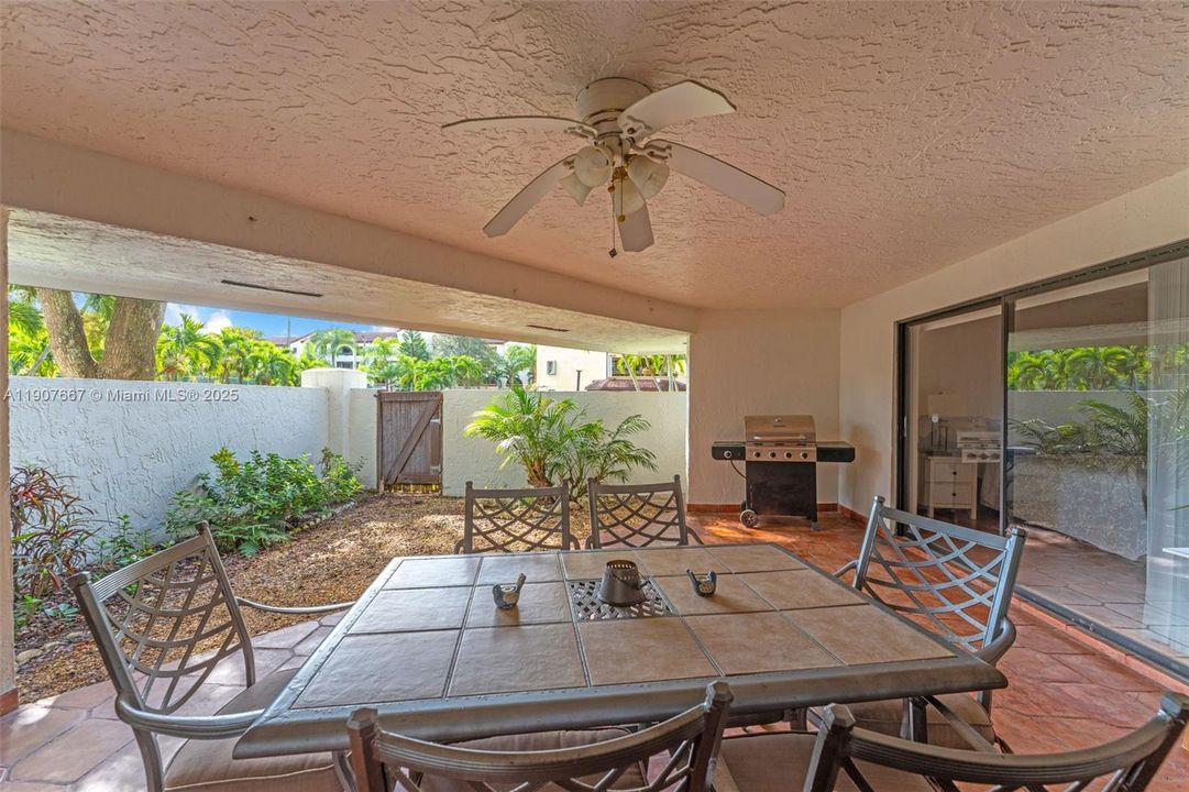 合同活跃: $360,000 (2 贝兹, 2 浴室, 1340 平方英尺)